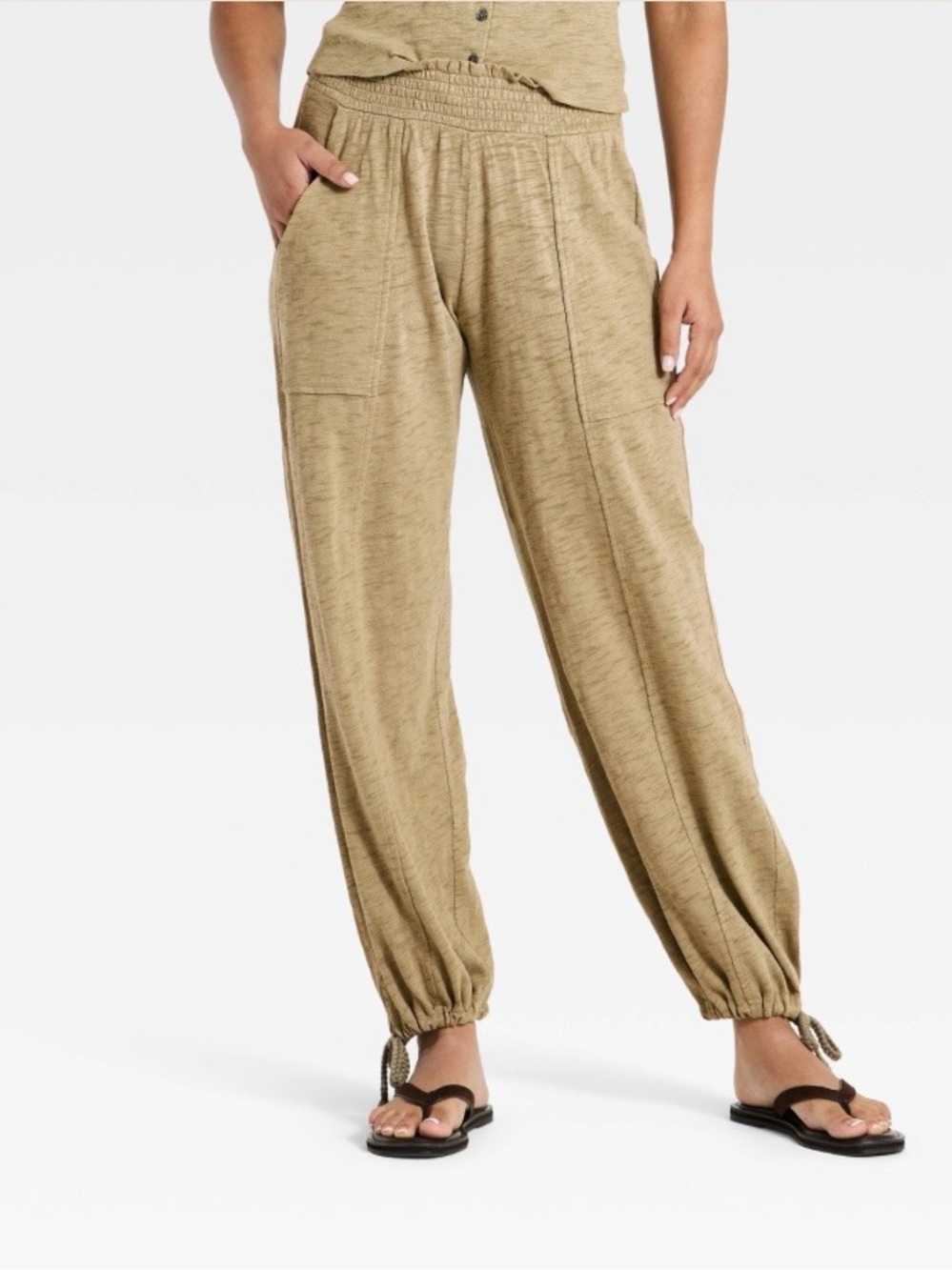 Universal Thread Mid-Rise Balloon Ankle
Pull-On Pants M